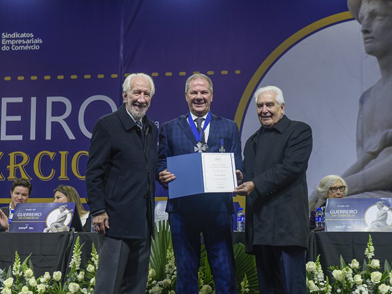 Carlos Beal recebe Comenda da Ordem do Mérito do Comércio do Paraná