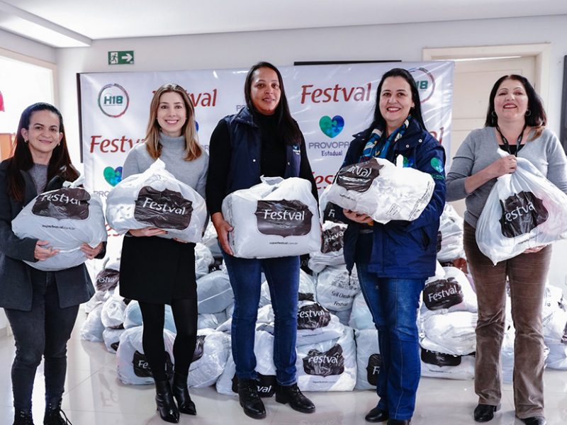 Festval entrega o primeiro lote de donativos arrecadados nas lojas, com mais de 3,5 mil peças