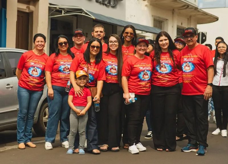 Supermercados Molini’s comemora aniversário com passeata na Rua Paraná